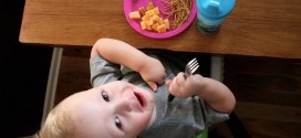 Kinder können schon frühzeitig gutes Benehmen bei Tisch lernen, Foto: makelessnoise / flickr (CC BY 2.0)