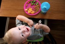 Kinderärzte: Wählerische Schulkinder können an Essstörung leiden Kinder können schon frühzeitig gutes Benehmen bei Tisch lernen, Foto: makelessnoise / flickr (CC BY 2.0)