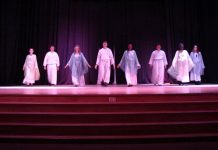 Eurythmie-Vorführung einer Waldorf Schule. Eurythmie ist eine anthroposophische Bewegungskunst, die von Rudolf Steiner entwickelt wurde. Foto. Theresa S Muller / Wikimedia Commons (CC BY-SA 4.0)