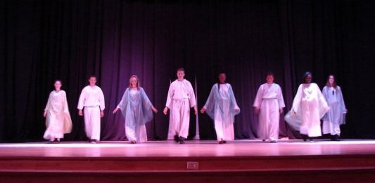 Eurythmie-Vorführung einer Waldorf Schule. Eurythmie ist eine anthroposophische Bewegungskunst, die von Rudolf Steiner entwickelt wurde. Foto. Theresa S Muller / Wikimedia Commons (CC BY-SA 4.0)