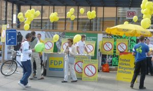 FDP-Wahlkampfstand (2009). Besonders mit dem Thema Bildung will sich die Partei nun profilieren. Foto: Benjamin Beckmann (CC BY-SA 2.0)