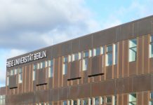 Gebäude der FU Berlin mit Namensschriftzug