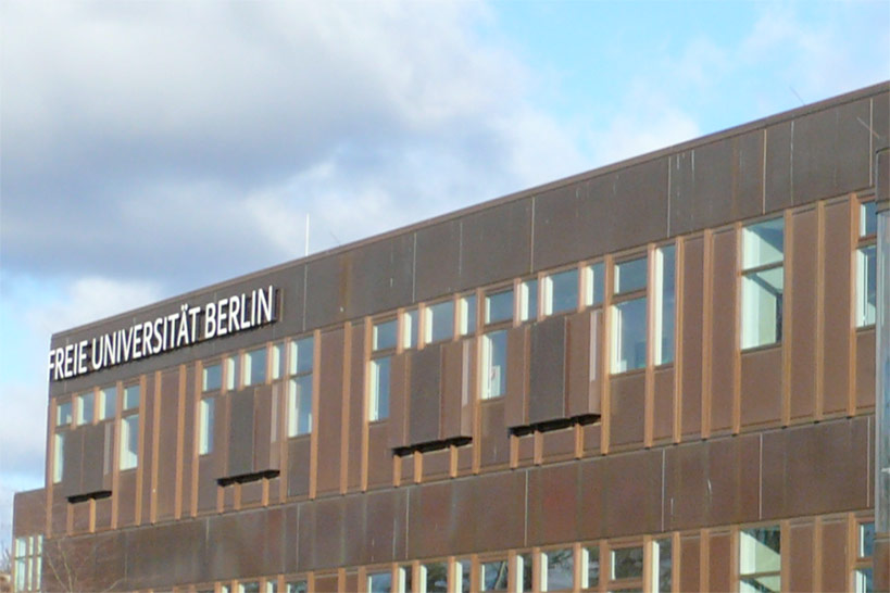 Gebäude der FU Berlin mit Namensschriftzug