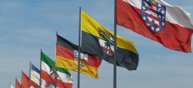 Wir sind gespannt, welche Flagge morgen fröhlich weht - und welche auf Halbmast steht. Foto: Dieter Schütz / pixelio.de