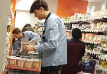 Klassischer Ferienjob: Regale auffüllen. Foto: Varnhagen12 / Wikimedia Commons (CC BY-SA 4.0)