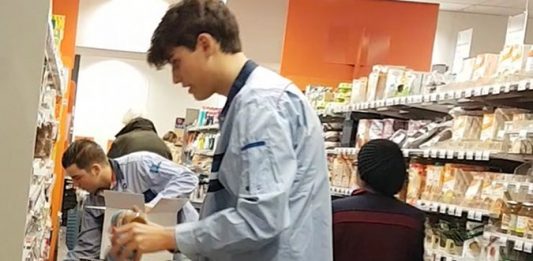 Klassischer Ferienjob: Regale auffüllen. Foto: Varnhagen12 / Wikimedia Commons (CC BY-SA 4.0)