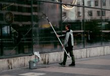 Arbeitsagentur zu Ferienjobs «Das ist gelebte Berufsorientierung» Junger Mann Schaufensterscheiben putzend