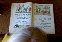 Studie: Die „Fibel“ führt zu besserer Rechtschreibung – VBE ist skeptisch Altbewährtes Hilfsmittel für Kinder um Lesen und Schreiben zu lernen: Die Fibel Foto: Oxfordian Kissuth Wikimedia Commons(CC BY-SA 3.0)