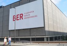 Es droht ein Debakel wie beim BER: Bundesländer machen sich beim Aufbau von digitalen Schulplattformen lächerlich Einen Flughafen zu bauen, ist schwierig - eine Bildungsplattform scheint ähnlich problembehaftet zu sein. Foto: Fridolin freudenfett (Peter Kuley) / Wikimedia Commons (CC BY-SA 3.0)