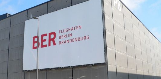 Einen Flughafen zu bauen, ist schwierig - eine Bildungsplattform scheint ähnlich problembehaftet zu sein. Foto: Fridolin freudenfett (Peter Kuley) / Wikimedia Commons (CC BY-SA 3.0)