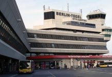 Am Flughafen Berlin-Tegel müssen sich Eltern, die frühzeitig in die Ferien abheben, offenbar kaum Sorgen um Kontrollen machen. Foto: Matti Blume, MB-one / Wikimedia Commons (CC BY-SA 3.0)