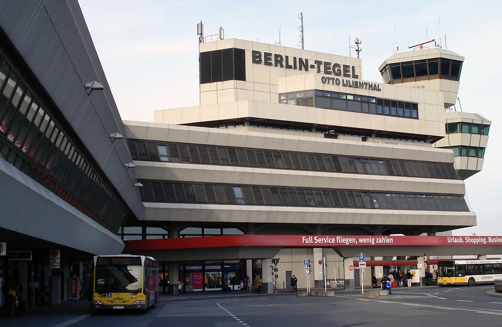 Am Flughafen Berlin-Tegel müssen sich Eltern, die frühzeitig in die Ferien abheben, offenbar kaum Sorgen um Kontrollen machen. Foto: Matti Blume, MB-one / Wikimedia Commons (CC BY-SA 3.0)