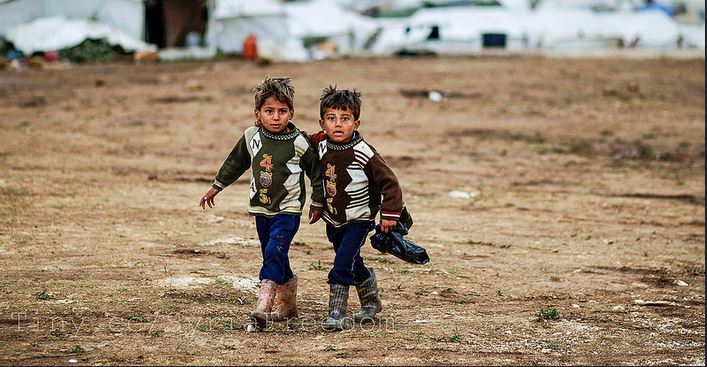300.000 Flüchtlingskinder, so schätzt die KMK, werden 2015 die deutschen Schulen erreichen. Das Foto zeigt Jungen vor einem Flüchtlingscamp in Syrien. Foto: Freedom House / flickr (CC BY 2.0)