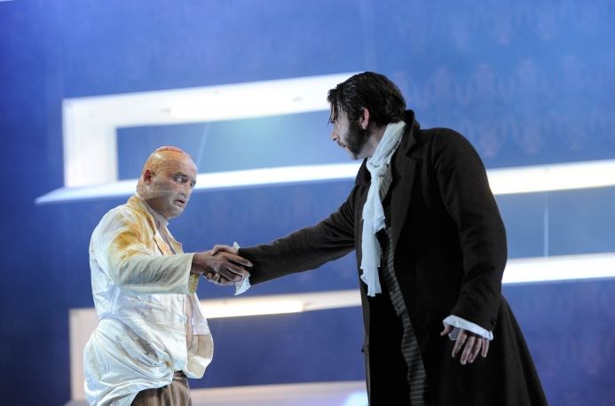 Eindrucksvolle Performance: Axel Holst (l.) als Monster und Thomas Meczele als Frankenstein. Foto: Schauspiel Essen