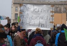 "Wir lernen erst, wenn ihr gelernt habt": Jugendliche Teilnehmer einer "FridaysForFuture"- Demonstration in Berlin. Foto: C.Suthorn / Wikimedia Commons (CC BY-SA 4.0)