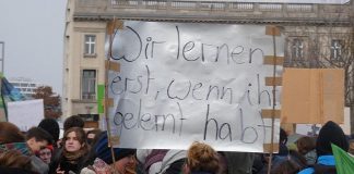 "Wir lernen erst, wenn ihr gelernt habt": Jugendliche Teilnehmer einer "FridaysForFuture"- Demonstration in Berlin. Foto: C.Suthorn / Wikimedia Commons (CC BY-SA 4.0)