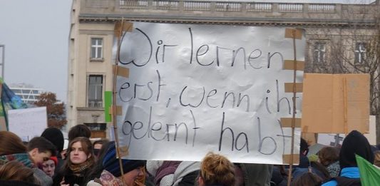 "Wir lernen erst, wenn ihr gelernt habt": Jugendliche Teilnehmer einer "FridaysForFuture"- Demonstration in Berlin. Foto: C.Suthorn / Wikimedia Commons (CC BY-SA 4.0)