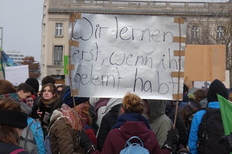 "Wir lernen erst, wenn ihr gelernt habt": Jugendliche Teilnehmer einer "FridaysForFuture"- Demonstration in Berlin. Foto: C.Suthorn / Wikimedia Commons (CC BY-SA 4.0)