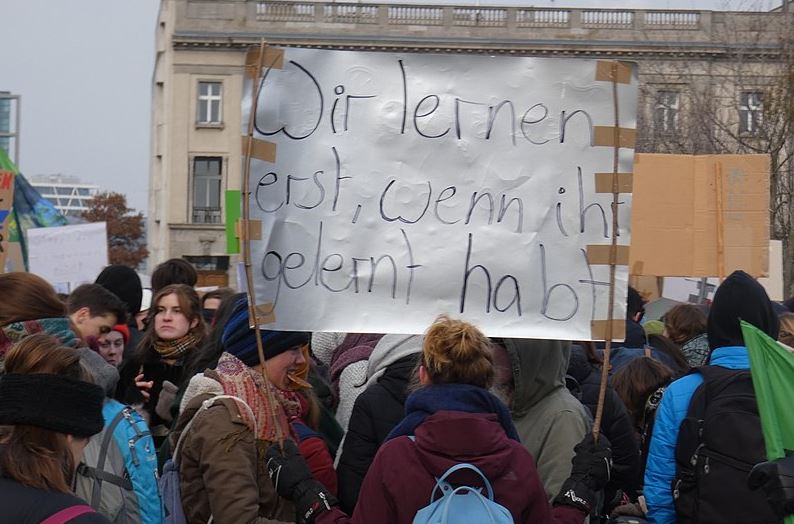 "Wir lernen erst, wenn ihr gelernt habt": Jugendliche Teilnehmer einer "FridaysForFuture"- Demonstration in Berlin. Foto: C.Suthorn / Wikimedia Commons (CC BY-SA 4.0) 