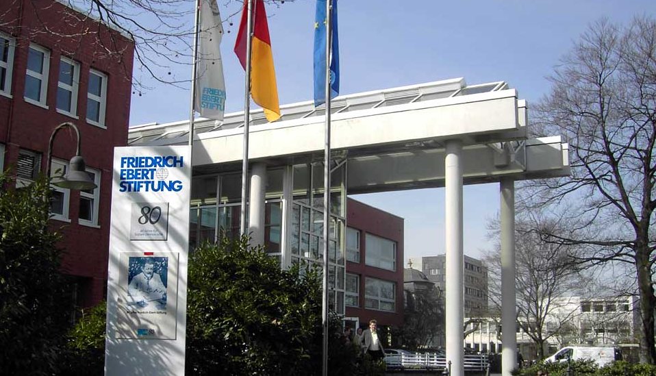 Studie: Grün-Rote Schulreformen kommen besser an, als erwartet Die Friedrich-Ebert-Stiftung (hier der Eingang zum Hauptsitz in Bonn) bescheinigt der grün-roten Schulpolitik in Baden-Württemberg einige Erfolge und höheres Ansehen, als erwartet. Foto: Qualle / Wikimedia Commons (CC BY-SA 3.0)