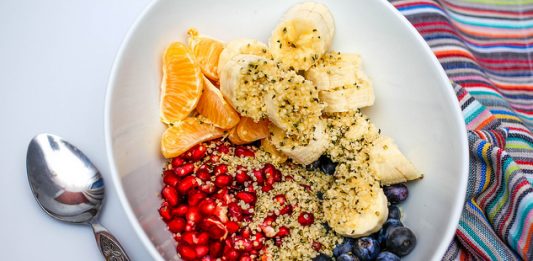 verschiedene Beeren und Früchte in einer Schüssel