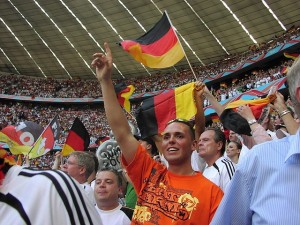 Fußballfans im Münchener Olympiastdion während der WM 2006. (Foto: Missenheim.de/Flickr CC BY 2.0) 