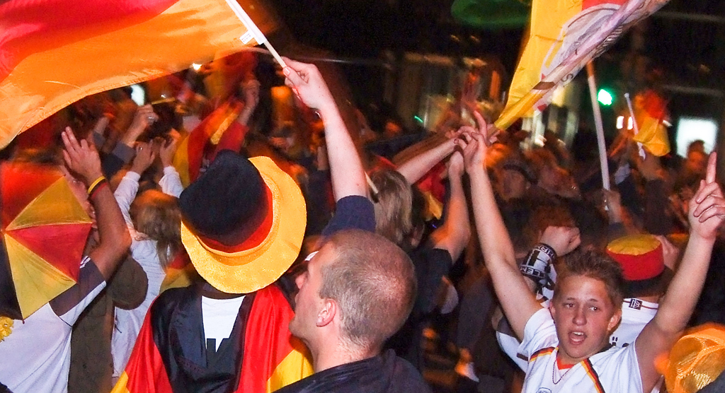 Bei der WM kann es schon mal spät werden, die möglichen Spiele der deutschen Mannschaft beginnen um 18:00, 21:00 und 22:00 Uhr. Foto: arne.list /flickr (CC BY-SA 2.0)