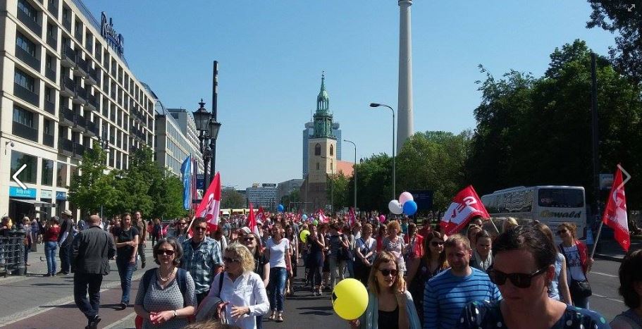 Tausende angestellte Lehrer demonstrierten für die finanzielle Gleichstellung mit ihren verbeamteten Kollegen. Foto: GEW Berlin