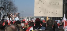 "Nie mehr 2. Liga": Die GEW trommelt schon seit langem für die Angleichung der Lehrergehälter, hier eine Demo von 2011. Foto: Mbdortmund / Wikimedia Commons (CC BY-SA 3.0)