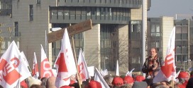 Die GEW in Nordrhein-Westfalen mobilisiert ihre Mitglieder - wie im Tarifstreit 2009, als Gewerkschafter vor dem Düsseldorfer Landtag protestierten. Foto: MbDortmund / Wikimedia Commons