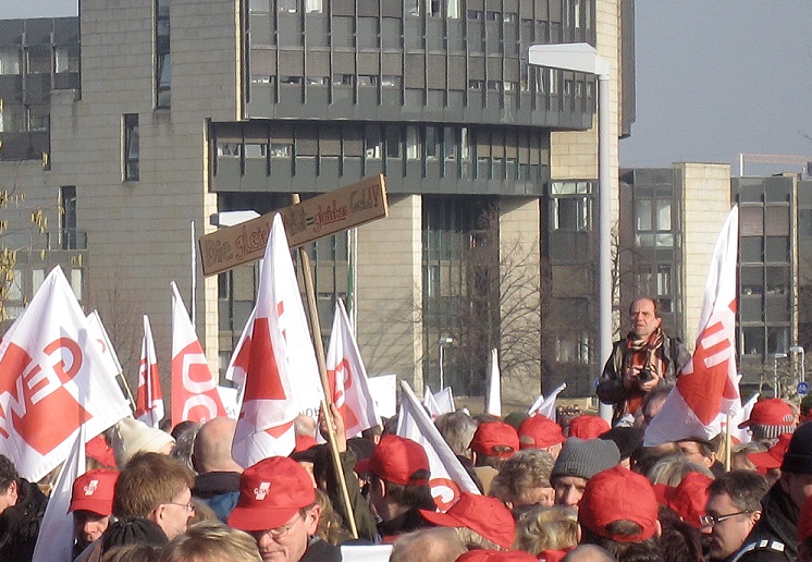 Die GEW in Nordrhein-Westfalen mobilisiert ihre Mitglieder - wie im Tarifstreit 2009, als Gewerkschafter vor dem Düsseldorfer Landtag protestierten. Foto: MbDortmund / Wikimedia Commons