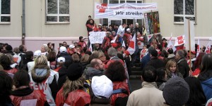 Schulpolitik ist (fast immer) umstritten: GEW-Demonstration in Dortmund 2009. Foto: MbDortmund / Wikimedia Commons 
