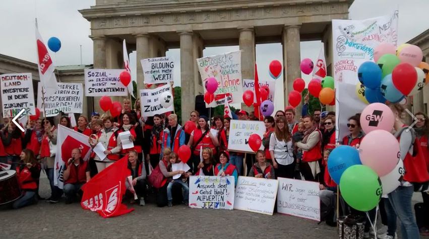 In Berlin wird verhandelt - und demonstriert: Erzieherinnen vor dem Brandenburger Tor. Foto: GEW