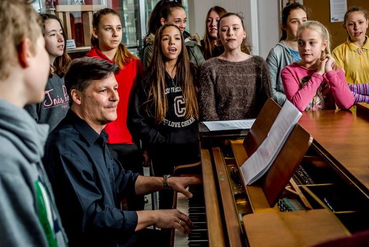 Die Freiherr-vom-Stein-Schule der Stadt Neumünster gehörte im vergangenen Jahr zu den Preisträgerschulen beim Deutschen Schulpreis – auch wegen ihres Ganztags. Von Montag bis Mittwoch steht den Schülern dort am Nachmittag ein abwechslungsreiches Freizeitangebot zur Verfügung, darunter Musikkurse. Foto: Robert Bosch Stiftung / Theodor Barth