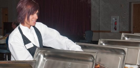 Viele Jobs in der Gastronomie sind nicht besonders beliebt bei Jugendlichen. Foto: Jason Wiese / U.S. Air Force (p.d.)