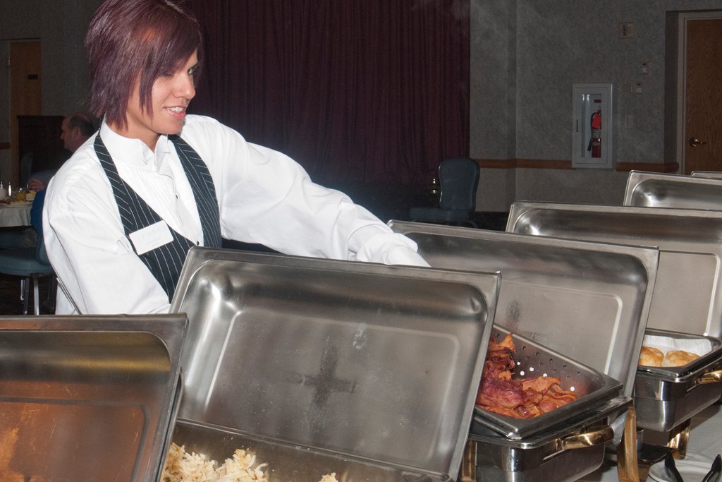 Viele Jobs in der Gastronomie sind nicht besonders beliebt bei Jugendlichen. Foto: Jason Wiese / U.S. Air Force (p.d.)