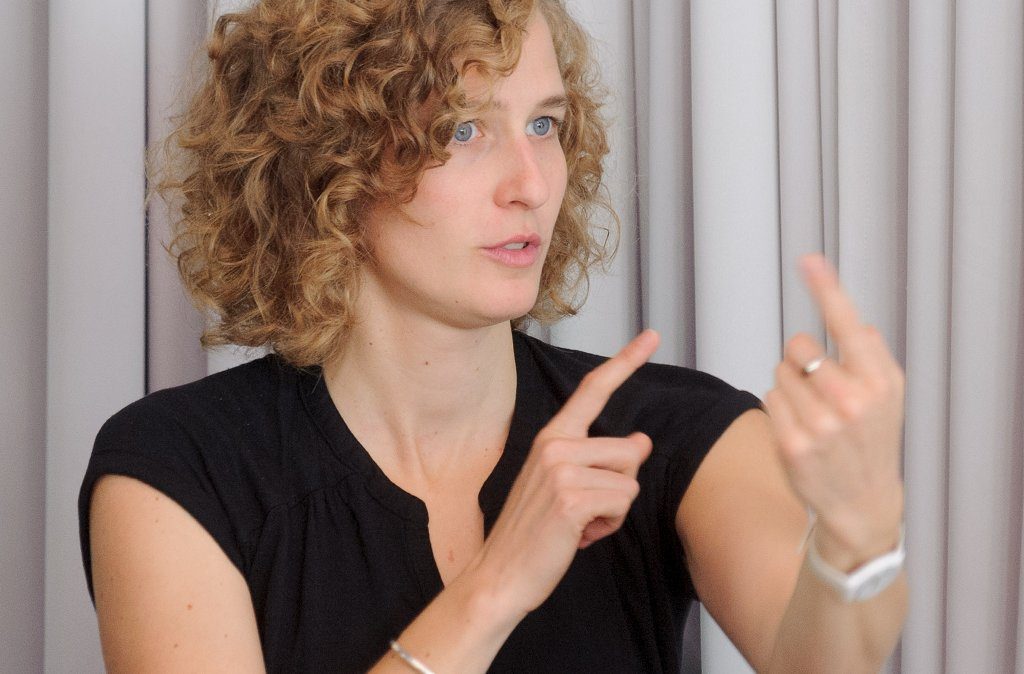 Noch ein einzigartiges Angebot in Bayern - ein Nürnberger Gymnasium bietet Gebärdensprache als Wahlfach an. Für die meisten Schüler ist es wie das Erlernen einer Fremdsprache. Foto: Heinrich-Böll-Stiftung (Stephan Röhl) / flickr (CC By-SA 2.0)