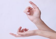 Zwei Hände beginnen ein Wort zu formen.