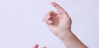 Zwei Hände beginnen ein Wort zu formen.