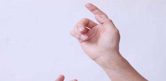 Zwei Hände beginnen ein Wort zu formen.