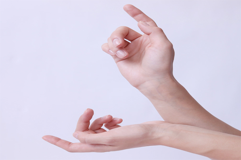 Zwei Hände beginnen ein Wort zu formen.