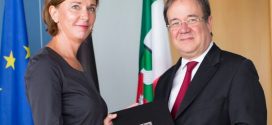 Am vergangenen Freitag erhielt Yvonne Gebauer ihrer Ernennungsurkunde zur NRW-Schulministerin von Ministerpräsident Armin Laschet. Foto: Land NRW/R. Sondermann