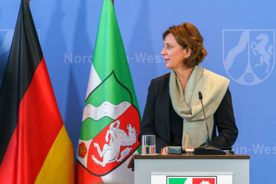 Verbände: Neue Lehrpläne für Grundschulen verschieben – Lehrer ...