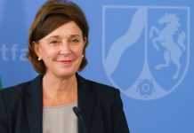 Trotz explodierender Inzidenzen: Gebauer erwägt, Maskenpflicht im Unterricht zu streichen