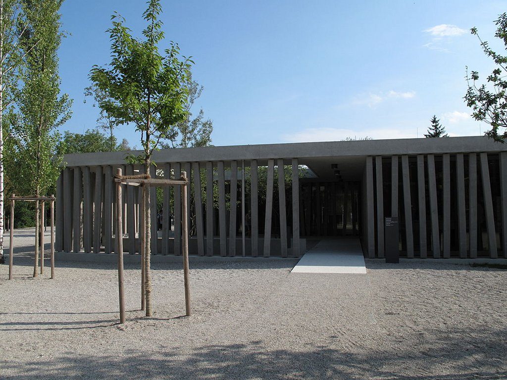 Bislang sind nur Gymnasiasten und Realschüler in Bayern zum Besuch einer Gedenkstätte verpflichtet. (Besucherzentrum der Gedenkstätte Dachau - Foto: Schlaier / Wikimedia Commons (CC BY 3.0))
