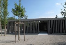 Bislang sind nur Gymnasiasten und Realschüler in Bayern zum Besuch einer Gedenkstätte verpflichtet. (Besucherzentrum der Gedenkstätte Dachau - Foto: Schlaier / Wikimedia Commons (CC BY 3.0))