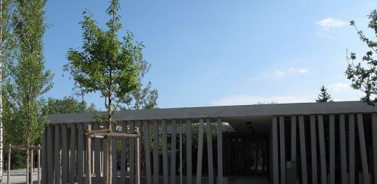 Bislang sind nur Gymnasiasten und Realschüler in Bayern zum Besuch einer Gedenkstätte verpflichtet. (Besucherzentrum der Gedenkstätte Dachau - Foto: Schlaier / Wikimedia Commons (CC BY 3.0))