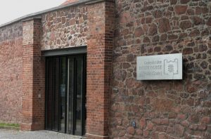 Eingang zur Gedenkstätte Roter Ochse in Halle. Foto: Catatine / Wikimedia Commons (GFDL)