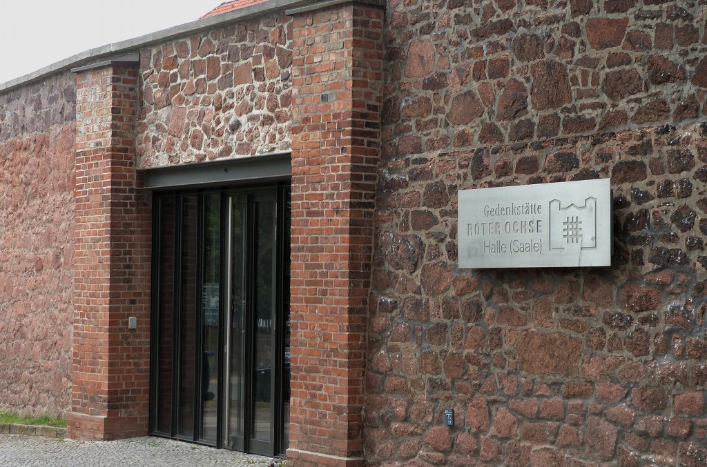 Eingang zur Gedenkstätte Roter Ochse in Halle. Foto: Catatine / Wikimedia Commons (GFDL)