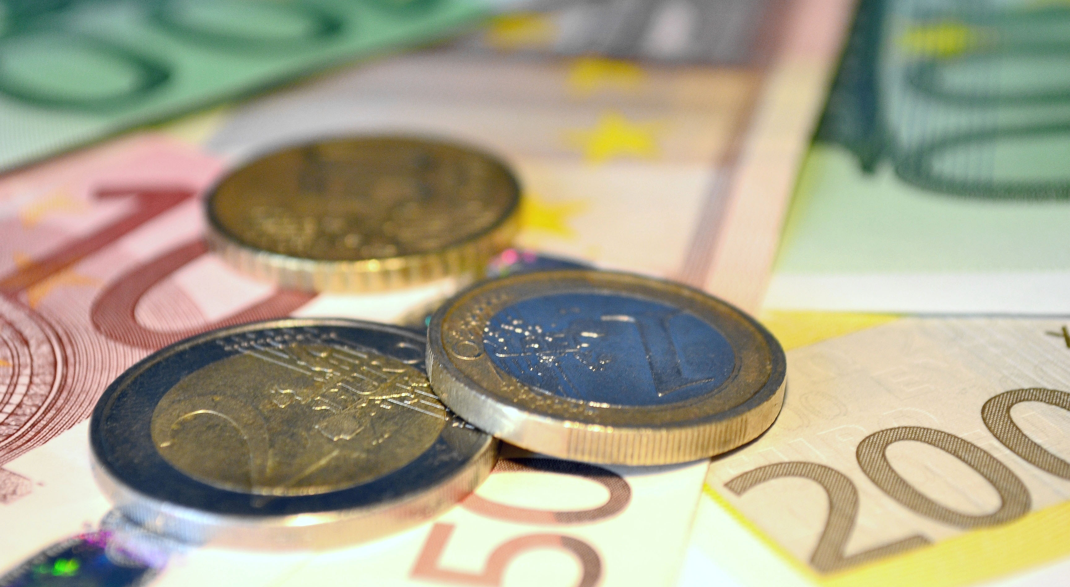 Euro-Scheine und -Münzen